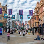 Stylish & Spacious - Prime Briggate Location -walk Everywhere Апартаменти